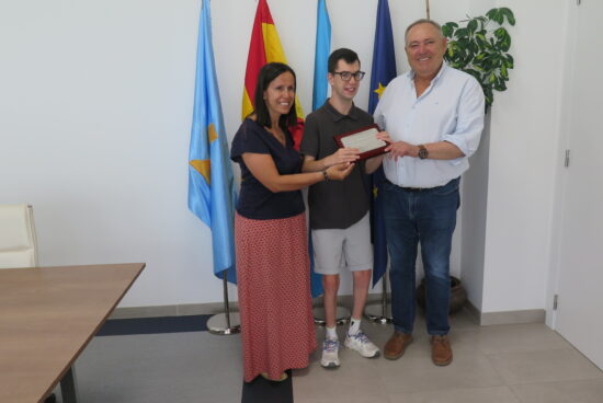 O alcalde recibiu a Pedro Vázquez Ramil, flamante Campión de España Absoluto en Frame Running