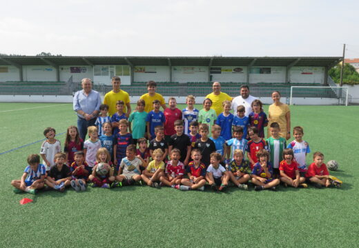 O campus de fútbol que organiza o concello conta con preto de 100 participantes