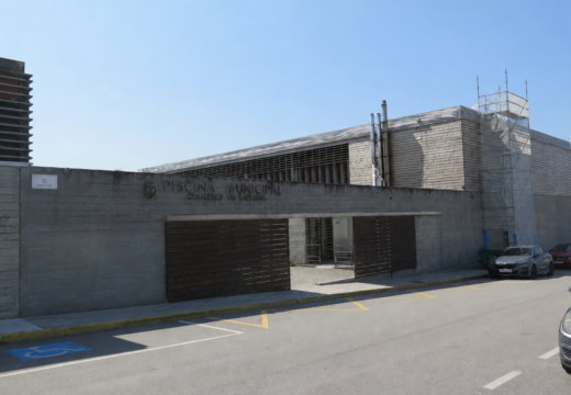 O concello completará a execución das obras de renovación da cuberta da pincina no mes de agosto
