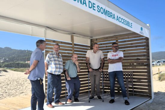 Carballo presenta os novos servizos das praias: unha aposta pola accesibilidade universal, a limpeza manual e a protección medioambiental