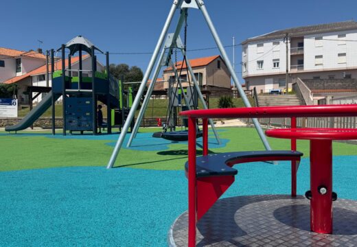 A rapazada de Aguiño xa pode desfrutar do parque da rúa Castelao
