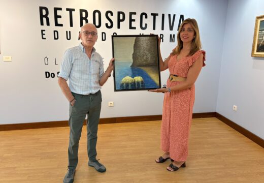 O artista Eduardo Hermo doa unha obra da súa exposición ao Concello de Ribeira