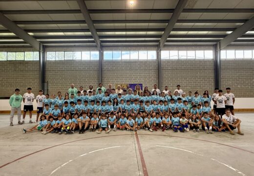 Narón acolle un ano máis o Campus Hockey Coruña que reúne preto de 200 nenos e nenas no Val