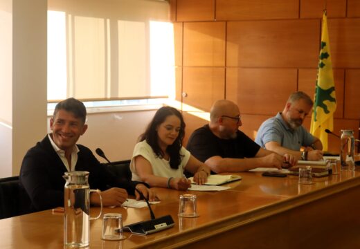 A corporación municipal despide ao concelleiro popular José Rey Torres, que será substituído por Lucinda Serrano Tasende