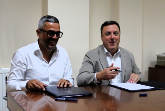 O alcalde e o presidente da Deputación asinaron o convenio que permitirá acometer as obras de humanización da Praza de Vigo