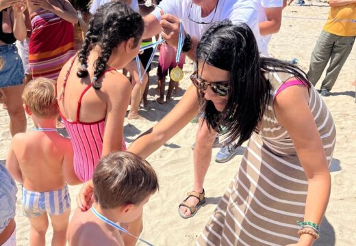 Máis dun cento de nenos e nenas converteron a súa creatividade en esculturas de area na praia da Ladeira