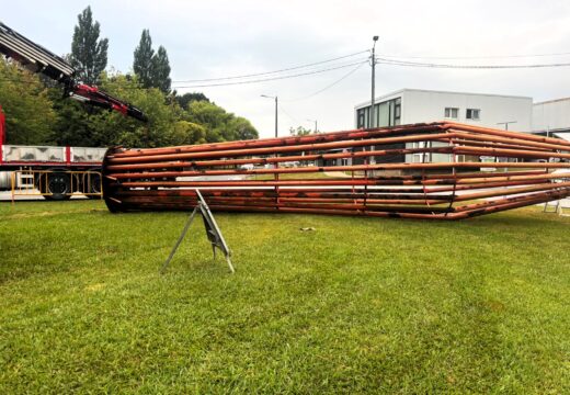 O Concello de Carballo retira a escultura “O Escalo” para proceder á restauración integral da peza