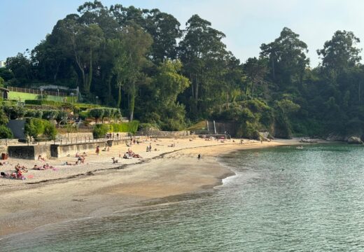 As análises de auga seguen confirmando que o porto e a praia de Santa Cruz son espazos aptos para o baño
