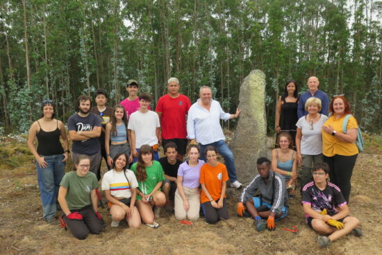 O Campo de Voluntariado Internacional pecha a súa edición deste ano coa intervención no Menhir de Erboedo