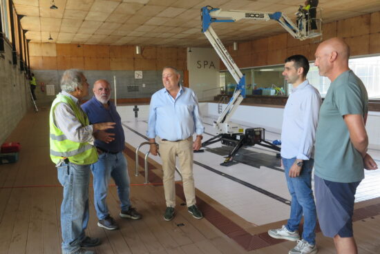 A piscina municipal encara a fase final das obras de renovación da cuberta