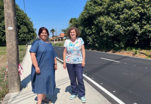 A alcaldesa Goretti Sanmartín Rei e a concelleira de Rural Pilar Lueiro verifican o remate dos traballos de mellora sobre case 2,5 quilómetros de rúa en San Martiño de Aríns