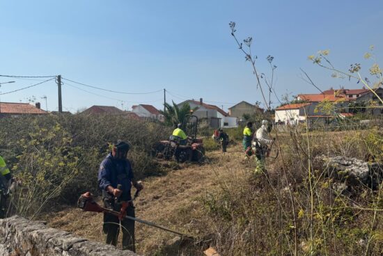 O Concello de Ribeira habilita unha zona de aparcamento na contorna da praia do Prado