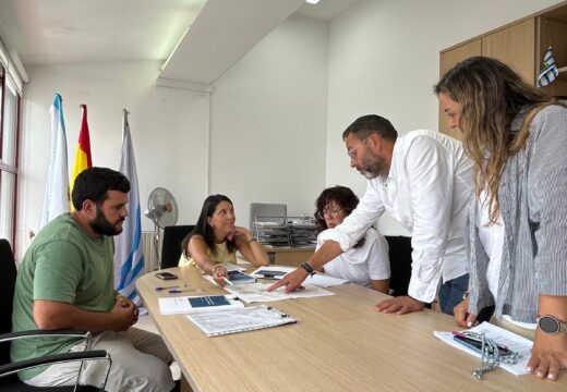 A alcaldesa de Ribeira presenta os resultados da enquisa participativa á Asociación de Bandourrío con quen suma esforzos para o futuro de Cerqueira