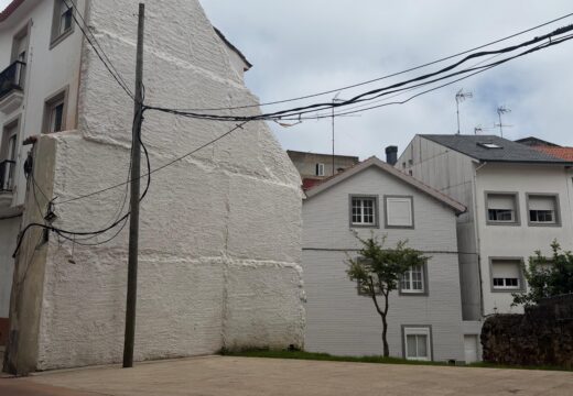 O Concello de Ribeira avanza na adecuación da praza que se dedicará a Quico Domínguez na rúa Romero Ortiz