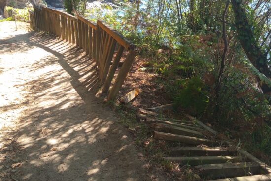O BNG denuncia que a visita da Xunta a Cabanas se limita “á foto e á propaganda” mentres o sendeiro litoral permanece abandonado