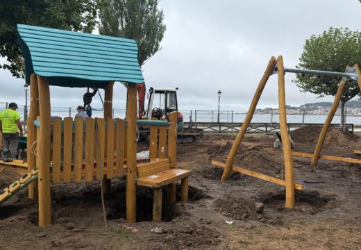 O Concello de Ribeira inicia as obras de renovación do parque infantil de Coroso
