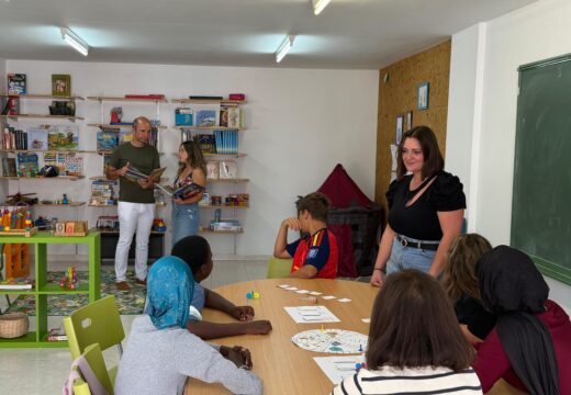 O programa de reforzo educativo do Concello de Ribeira imparte clases a unha trintena rapaces e rapazas