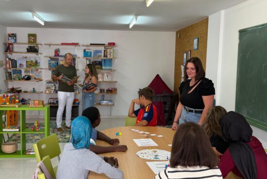 O programa de reforzo educativo do Concello de Ribeira imparte clases a unha trintena rapaces e rapazas