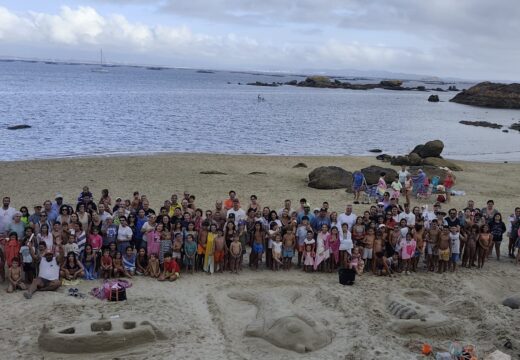 Máis de cento cincuenta nenos e nenas participaron na última cita coas esculturas de area que tivo lugar na praia da Corna