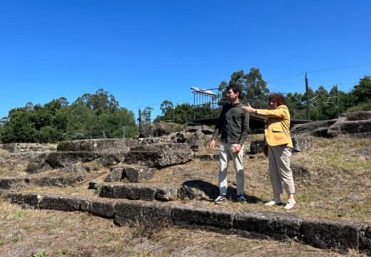 Goretti Sanmartín e Iago Lestegás visitan o castelo da Rocha Forte tras a actuación de roza e limpeza con control arqueolóxico realizada polo Concello