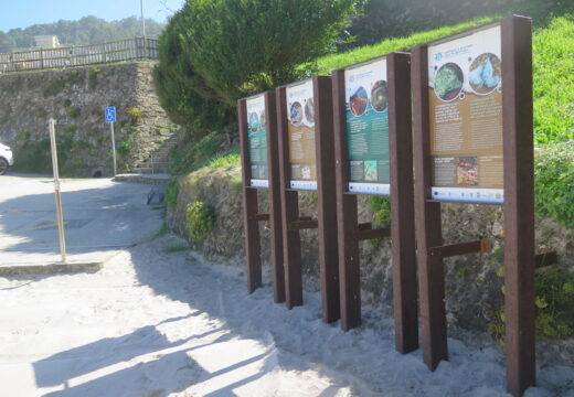 A praia de Caión acolle unha nova exposición permanente sobre o impacto dos plásticos no medio mariño