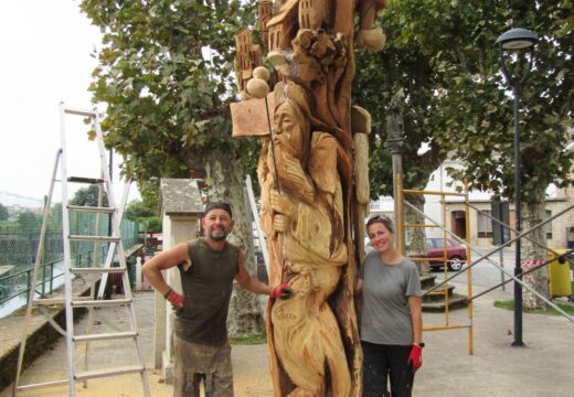 A contorna da igrexa de Santa María estrea escultura en madeira do artista local Carlos García