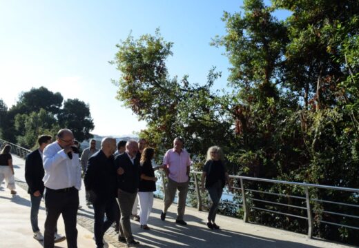 O alcalde visita as obras de finalización do paseo da ría xunto co delegado do Goberno en Galicia, Pedro Blanco