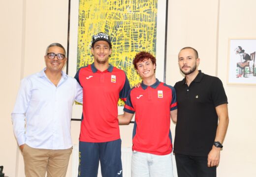 O alcalde de Carballo recibiu a Brais Pensado e Noah Quintela, do club Sysca, tras unha actuación histórica no Europeo júnior de salvamento e socorrismo
