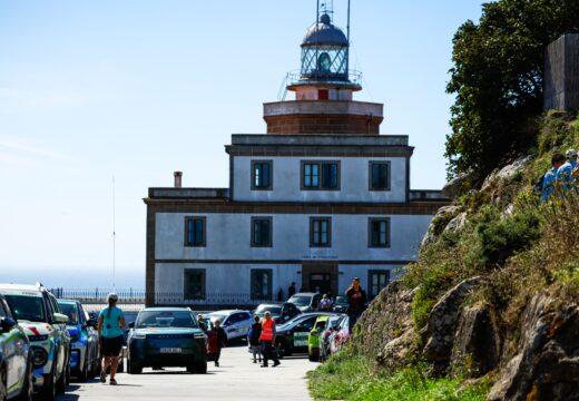 A caravana do 10º Repsol EcoRallye A Coruña completa a primeira metade da etapa de hoxe coa súa chegada ao emblemático faro de Fisterra