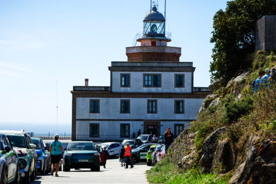 A caravana do 10º Repsol EcoRallye A Coruña completa a primeira metade da etapa de hoxe coa súa chegada ao emblemático faro de Fisterra