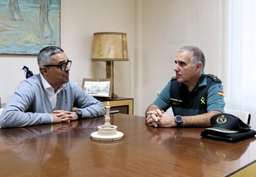 Daniel Pérez despide ao capitán da Garda Civil, Jesús Ramón Viaño, que remata a súa etapa á fronte da compañía de Carballo
