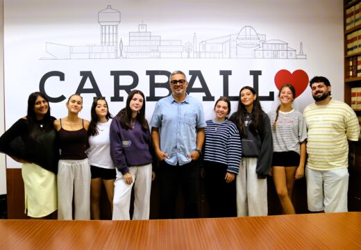 Daniel Pérez reuniuse con seis alumnas do IES Isidro Parga Pondal que van contar como é Carballo a través dun proxecto de cinema con estudantes de varias comunidades