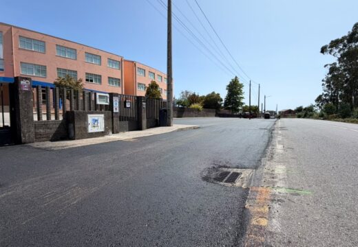 O Concello de Ribeira acomete a pavimentación do aparcamento do IES Leliadoura