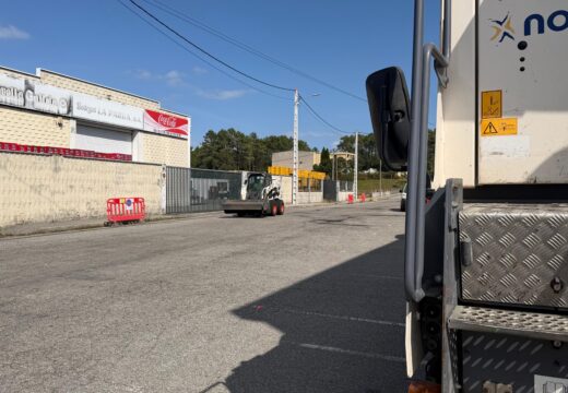 O Concello de Ribeira acondiciona o firme do ramal de acceso á Fieiteira