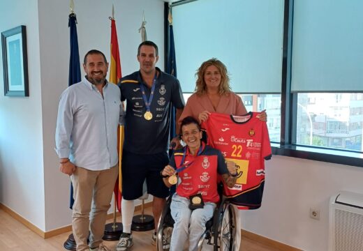 A alcaldesa de Narón recibe no Concello a Lorena Bermúdez Doce e Juan López Porta, campións mundiais coa selección española de balonmán en cadeira de rodas