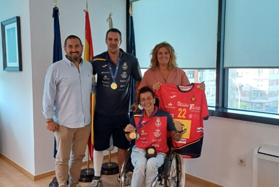 A alcaldesa de Narón recibe no Concello a Lorena Bermúdez Doce e Juan López Porta, campións mundiais coa selección española de balonmán en cadeira de rodas
