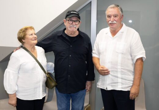 O alcalde de Oleiros mantén un encontro con Silvio Rodríguez tras o concerto do cantautor na Coruña