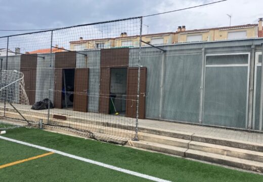 O Concello saca a licitación a obra para mellorar a envolvente dos vestiarios do campo de fútbol de Aguiño.