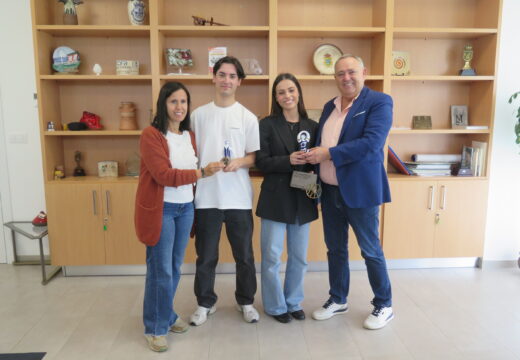 O alcalde recibiu aos caioneses Andrés e Lucía Naya Varela, campións do Mundo de Baile Folclórico en Parella