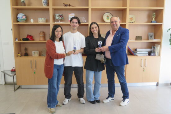 O alcalde recibiu aos caioneses Andrés e Lucía Naya Varela, campións do Mundo de Baile Folclórico en Parella