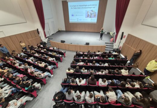 Investigadores de Barcelona charlan co alumnado dos colexios de Carballo dentro do programa “Talento Quilométrico Cero – TALKo”