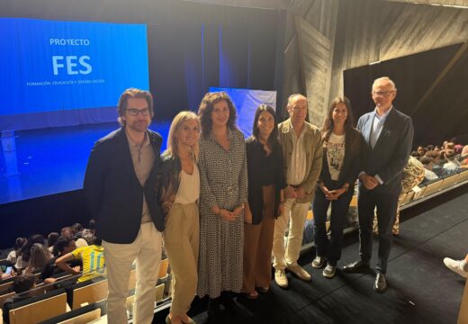 A alcaldesa de Ribeira participa na apertura das charlas a cargo de Pedro García Aguado para a prevención de adiccións dixitais
