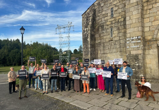 Vecinos e Concello esixen a retirada da torre de alta tensión do Mosteiro de San Salvador