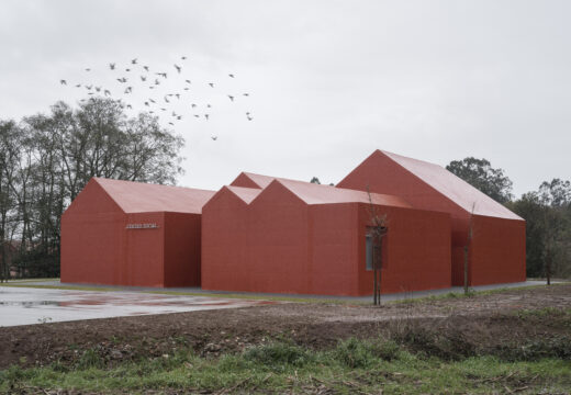 O centro social da parroquia de Goiáns recibe o Premio COAM Luis Moreno Mansilla 2026 á mellor obra arquitectónica situada fóra da Comunidade de Madrid