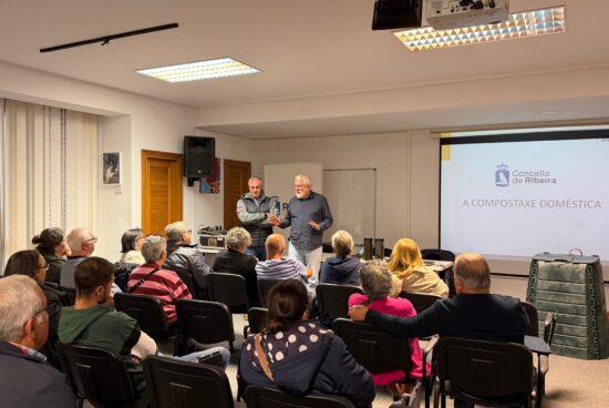A cidadanía de Ribeira coñeceu as vantaxes da compostaxe doméstica e comunitaria mediante un coloquio