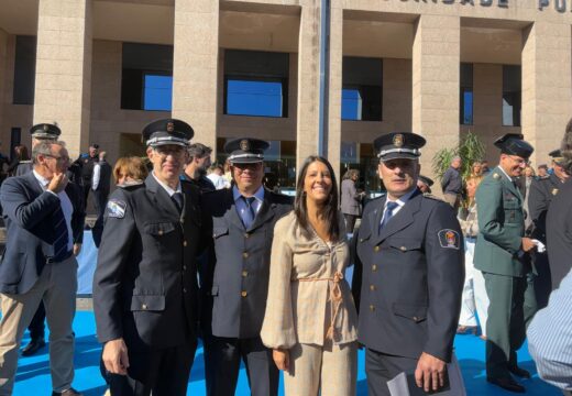 Os policías locais Luis Manuel García e Carlos María Pazos reciben os distintivos de permanencia
