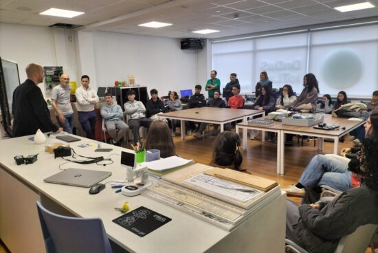 Daniel García, coordinador da Academia Joven de España, charla co alumnado do IES Monte Neme sobre a importancia da investigación na sociedade actual