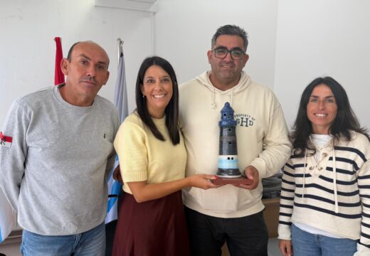 O Concello de Ribeira recoñece o labor desinteresado de Suso Paz na coordinación da xuntanza das esculturas de area