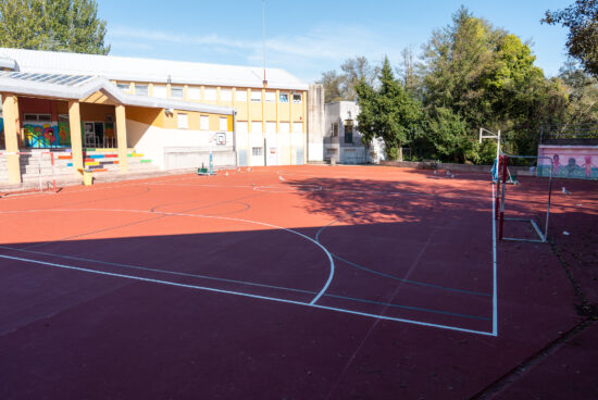 O Concello e a comunidade escolar reclaman á Xunta cubrir o patio posterior do colexio de Santa Cruz